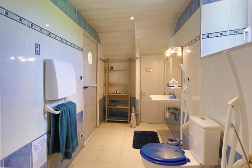 a bathroom with a blue toilet and a sink at Chambres D'hôtes Dans Le Cotentin in Teurthéville-Bocage