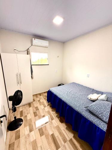 a bedroom with a bed and a window at Lardunas in Santo Amaro