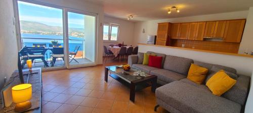 Large seaview apt, 150m to beach, 4km from Trogir - Apt Nora