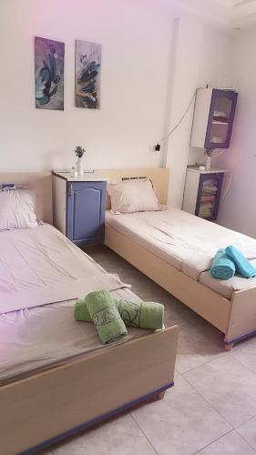 two beds sitting next to each other in a room at appart kelibia a 10 minutes d une belle plage el fatha in Kelibia