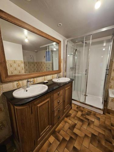a bathroom with two sinks and a shower at La maison de preuillé in Payré