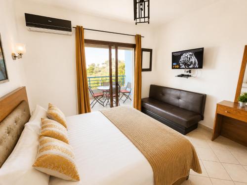 a bedroom with a bed and a living room at Appart Hôtel Cabo Dream in Cabo Negro