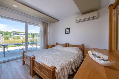 a bedroom with a bed and a large window at Villa Amalfi in Medulin,Istrien in Medulin