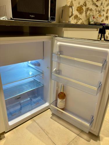 BRULEE - BRAND NEW - 2 room duplex WIFI, AC, central