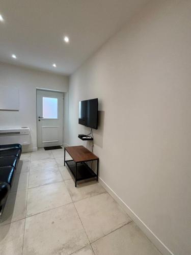 BRULEE - BRAND NEW - 2 room duplex WIFI, AC, central