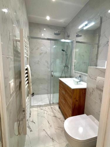 BRULEE - BRAND NEW - 2 room duplex WIFI, AC, central