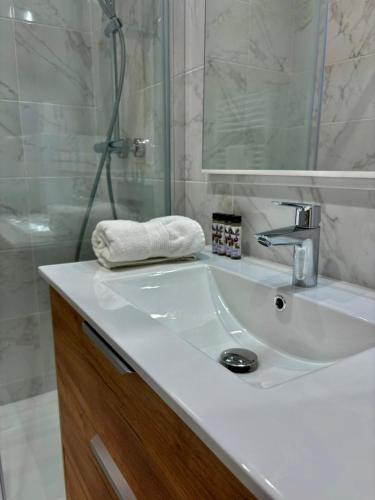 BRULEE - BRAND NEW - 2 room duplex WIFI, AC, central