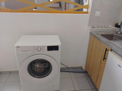 a washing machine in a kitchen next to a sink at Bella Vista renovated in Istro
