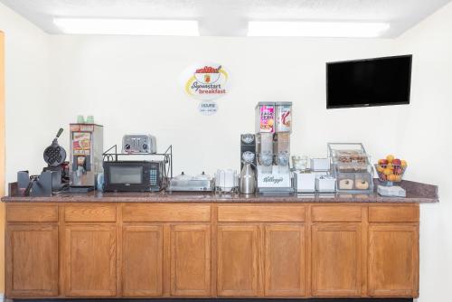 Kuchyň nebo kuchyňský kout v ubytování Super 8 by Wyndham Van Horn