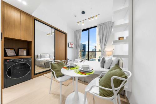 Free housekeeping visits during your stay - StayShort - Studio in Jumeirah Village Circle for 2 with Balcony
