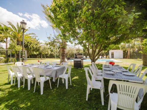 a table set up for a meal in a garden at Casa Rural El Charruado in Sanlúcar de Barrameda