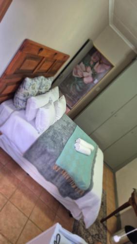 a room with a bed with towels and pillows at Herberg 1 in De Wildt