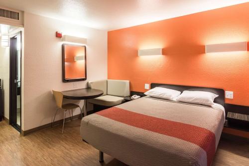 a hotel room with a bed and a table at Motel 6-Oroville, CA in Oroville