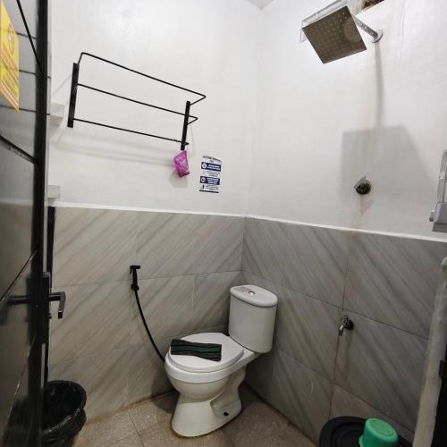 a bathroom with a toilet in a room at Wisma 11 Oktober in Palangkaraya