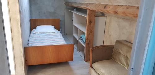 a small bedroom with a bunk bed and a couch at Gîte Les Galipes in Mareuil-sur-Ay