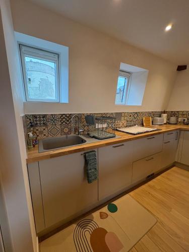a kitchen with a sink and a counter top at Vue incroyable Loire et Chateau in Amboise