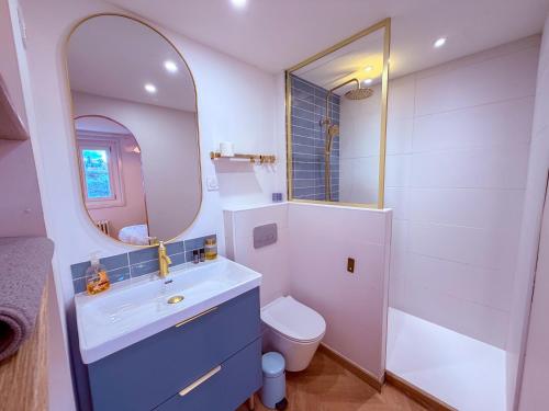 a bathroom with a sink and a toilet and a mirror at Studio cosy proche des Thermes in Royat