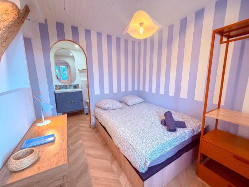 a small bedroom with a bed and a mirror at Studio cosy proche des Thermes in Royat