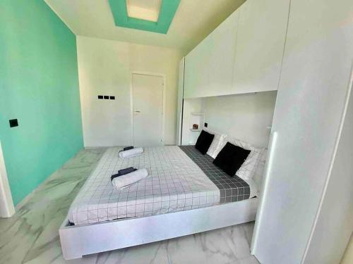 a bedroom with a large bed in a room at Gran Premio Monza - Autodromo con Wi-Fi e aria condizionata in Monza