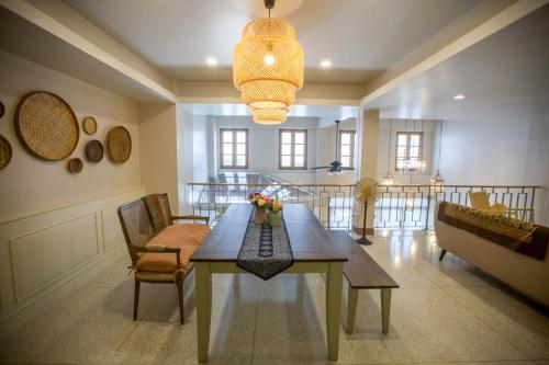a dining room with a table and chairs at Vera Nidhra - Self check-in after 6pm in Bangkok