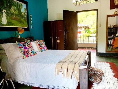 a bedroom with a bed with white sheets and pillows at 1920 Casa Campestre in Córdoba