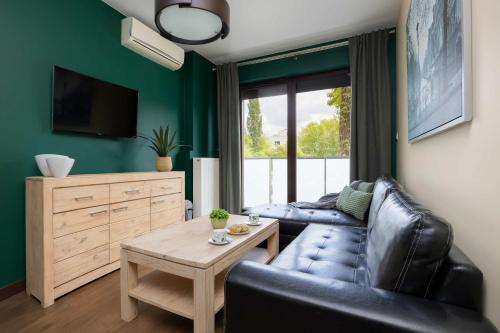 Stylish Apartment with Air Conditioning and a Private Garden by Noclegi Renters