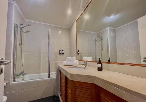 Mid-Century Luxury Condo w Setúbal Panoramic View