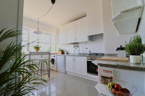 Mid-Century Luxury Condo w Setúbal Panoramic View