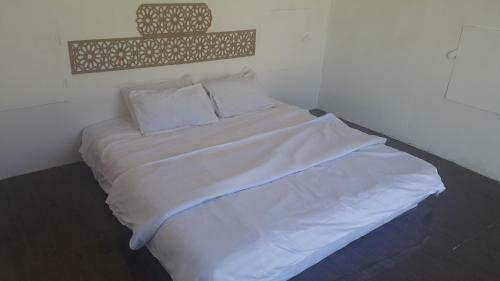 Ένα ή περισσότερα κρεβάτια σε δωμάτιο στο Masirah Beach camp