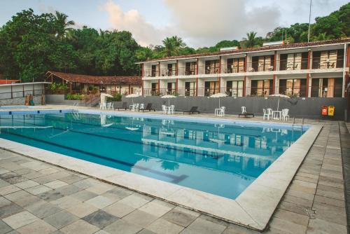 a swimming pool in front of a hotel at Hotel SESI PB - Parque da Mata in Rio Tinto