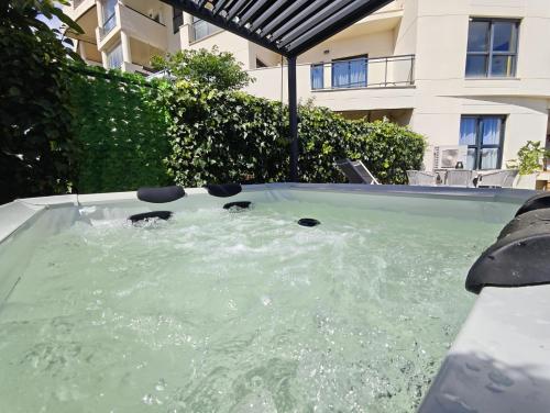 Luxury Groundfloor Private Jacuzzi - EHHouse photo 29