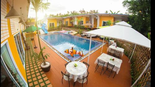 Bazén v ubytování Nai C Resort nebo v jeho okolí