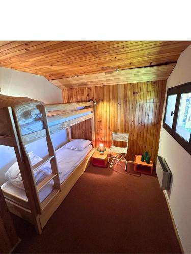 a room with two bunk beds and a chair at Chalet individuel 11 personnes in Font-Romeu