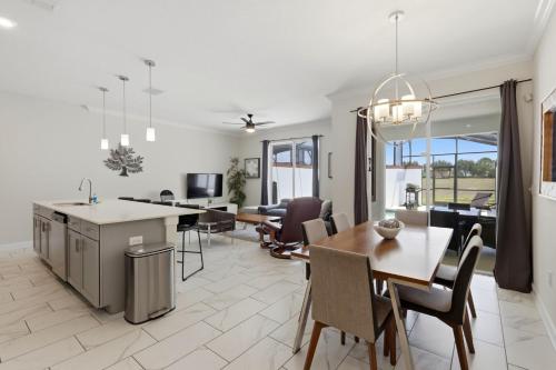 New Oasis Retreat Escape - Private Pool - Walk to Clubhouse - Sleeps 10 photo 6