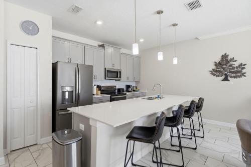 New Oasis Retreat Escape - Private Pool - Walk to Clubhouse - Sleeps 10 photo 5