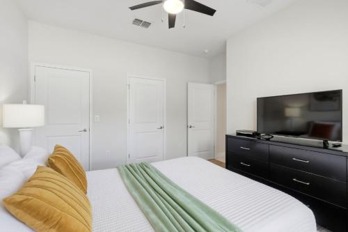 New Oasis Retreat Escape - Private Pool - Walk to Clubhouse - Sleeps 10 photo 13