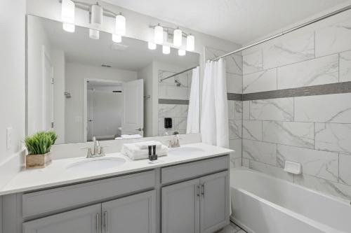 New Oasis Retreat Escape - Private Pool - Walk to Clubhouse - Sleeps 10 photo 11