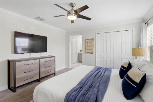 New Oasis Retreat Escape - Private Pool - Walk to Clubhouse - Sleeps 10 photo 10