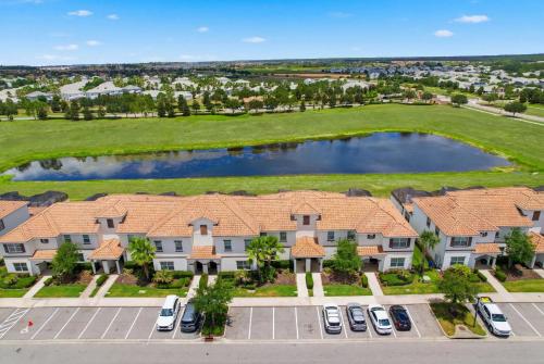 New Oasis Retreat Escape - Private Pool - Walk to Clubhouse - Sleeps 10 photo 8