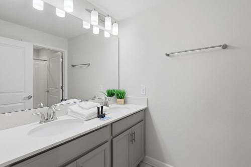 New Oasis Retreat Escape - Private Pool - Walk to Clubhouse - Sleeps 10 photo 14