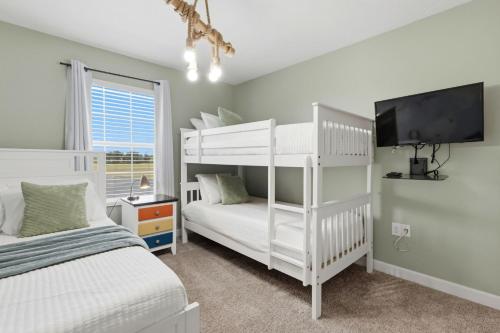 New Oasis Retreat Escape - Private Pool - Walk to Clubhouse - Sleeps 10 photo 18