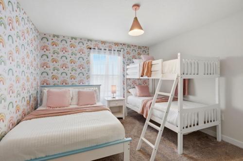 New Oasis Retreat Escape - Private Pool - Walk to Clubhouse - Sleeps 10 photo 16