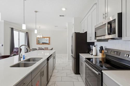 New Oasis Retreat Escape - Private Pool - Walk to Clubhouse - Sleeps 10 photo 20