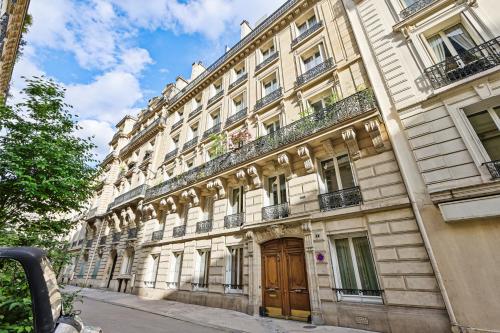 Modern Paris 2BR Apartment-Central Stay with Netflix