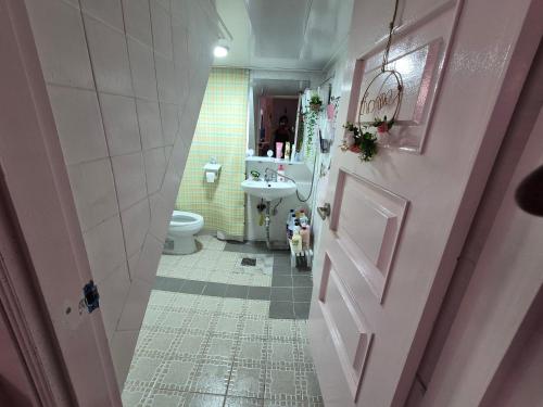 a bathroom with a sink and a toilet at 20프로할인 대전역 단독주택 우송대 복층형하우스 숮불바베큐하우스 in Daejeon