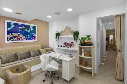 ein Wohnzimmer mit Sofa und Tisch in der Unterkunft Paliomylos Spa Hotel in Naoussa