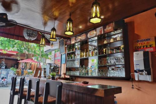 Ο χώρος του lounge ή του μπαρ στο Radha Homestay