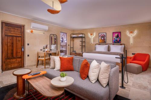 ein Wohnzimmer mit Sofa und Bett in der Unterkunft Das 1350 in Uchisar