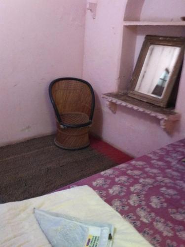 a corner of a room with a mirror and a basket at Haveli Uma Megh Tourist Guest House in Būndi