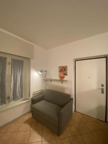 a living room with a couch and a window at Il Nido in Costa Masnaga